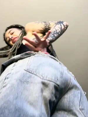 #Amateure #Niedlich #Brünett #Tätowierung #Arsch #Solo #Jeans #Fansly #Vertikal Porno #Frau Schaut Runter #Miss Aliss