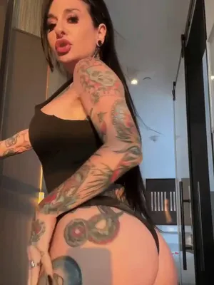#Mères #Gros Seins #Brunette #Tatouage #Cul #Onlyfans #Joanna Angel #Vertical Porn #Fuites #Onlyfans Modèles