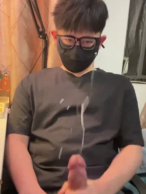 #Brille #Cumshot #Großer Schwanz #Gesichtsmaske #Solo #Onlyfans #Schwul #Wichsen #Massiver Abspritzen #Vertikal Porno #Rey