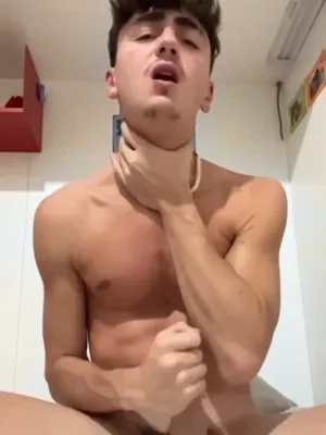 #Cumshot #Big Cock #Athletic #Solo #Gay #Jerking Off #Vertical Porn #Seghe #Italiano #Trimmed Cock #Self Strangling