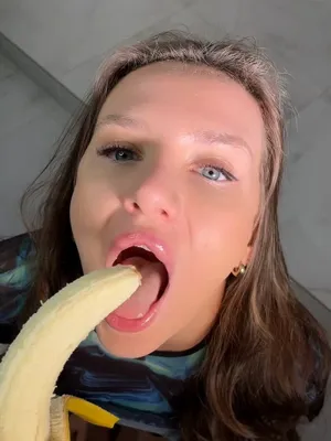 #Náctileté #Brunetky #Banán #Onlyfans #Škádlení #Sexy #Vertikální Porno #Tiktok Porno #Bella Angel #Tiktok18+