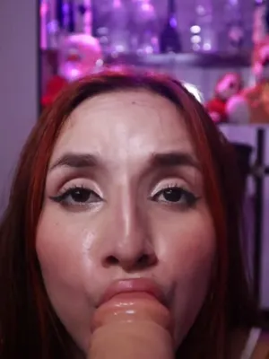 Que rico chupa esta hermosa latina para llenarle la boca de leche
