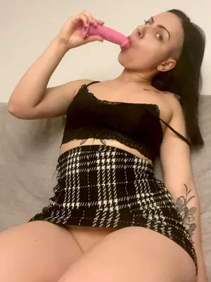 #Morena #Tatuagem #Solo #Onlyfans #Fumando #Chupada No Dildo #Pornô Vertical #Aria Hayes