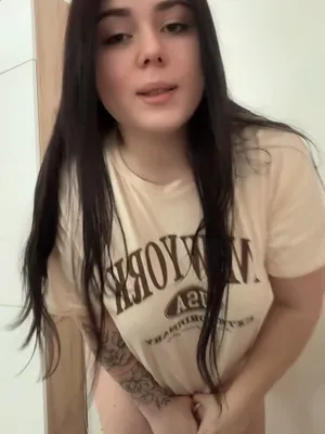 #Brune #Tatuaggi #Bella #Flashing Tits #Nudo #Da Sola #Sensuale #Corpo Sensuale #Shirt Lift