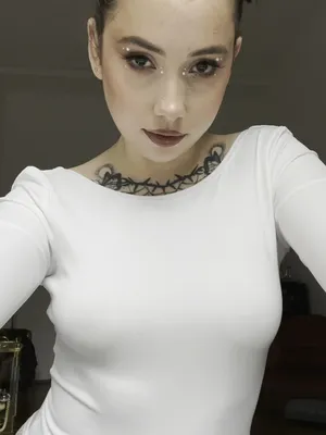 #Amatéři #Brunetky #Tetování #Krásný Holky #Sólo #Sexy #Roztomilé #Space Buns #Pearl Makeup