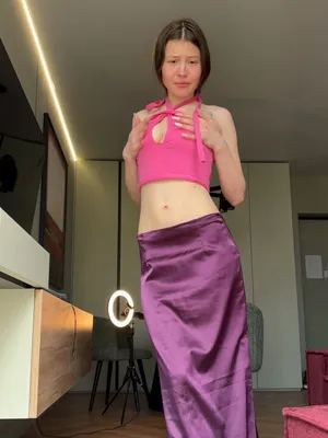 #Náctileté #Brunetky #Tetování #Zadeček #Sukně #Nahatý #Sólo #Onlyfans #Striptýz #Sexy #Perfektní Zadek #Sexy Postava #Satin Skirt