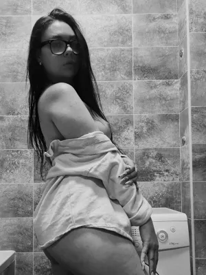 #Brunette #Glasses #Fansly #Yanalova