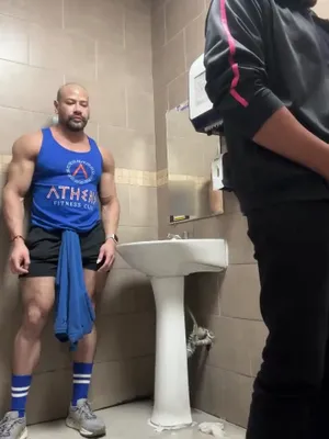 #Öffentlich #Lutschen #Badezimmer #Muskulös #Schwul #Öffentliches Blasen #Urinal #Guys #Gym Bathroom