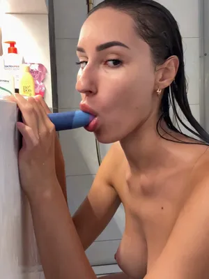 #Amateurs #Teen #Shower #Dildo #Solo #Onlyfans #Dildo Blowjob #Vertical Porn #Carla Marini
