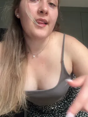 #Amateure #Tätowierung #Schön #Blinkende Titten #Nackt #Solo #Onlyfans #Necken #Heiß #Sexy #Echte Brüste #Nasenpiercing #Kitchen Tease #Floral Skirt