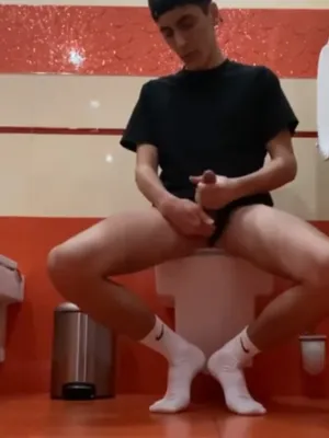 #Na Záchodě #Sperma #Sólo #Ponožky #Homosexuálové #Twink #Jerking Off #Vertikální Porno #Kšiltovka