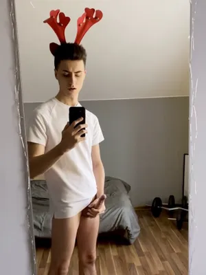 #Amatorzy #Masturbation #Cumshot #Christmas #Przed Lustrem #Twink #Vertical Porn
