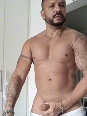 #Tatuagem #Gozar #Brinquedos #Calça #Pau Grande #Musculosa #Solo #Gay #Barbudo #Dando Uma Punheta #Pornô Vertical