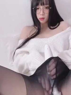 #Asian #Glasses #Masturbation #Dildo #Pantyhose #Vertical Porn