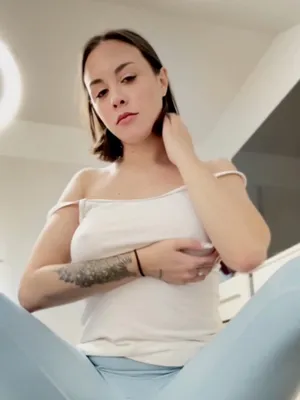 Wirst du mein Trainer sein?😏 Nur eine Sache: Ich trainiere normalerweise nackt🫦 Schreib mir💦