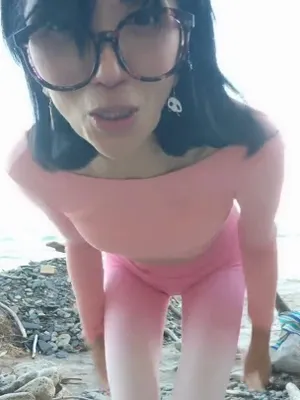 #Amatorzy #Hairy #Brunette #Foot Fetish #Pantyhose #Solo #W Plenerze #Wet Pussy #Seksowne Stopy #Chatte #Cul #Lunettes #Plage Rocailleuse #Justaucorps Rose #Cardigan Blanc #Baskets Colorées