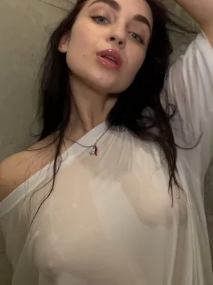 #Amatorzy #Brunette #Small Tits #Solo #Onlyfans #Kuszenie #Vertical Porn #Wet Clothes #Melani Liora