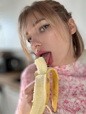 #Brunette #Tattoo #Small Tits #Banana #Solo #Onlyfans #Zdjęcia #Nose Piercing #Kris Amber