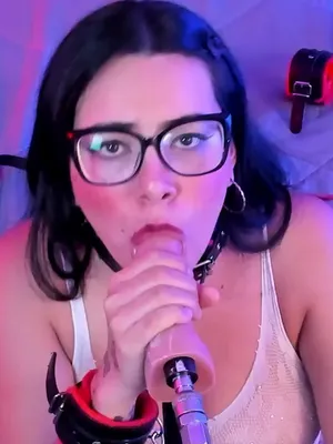 Koralynx curvy brunette in glasses gets choked and moans passionately in BDSM show – on Stripchat