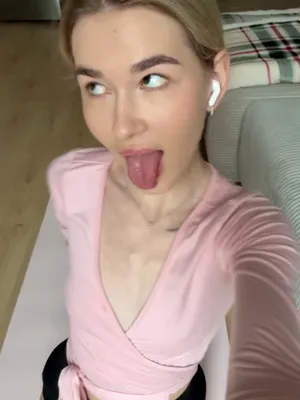 #Amatorzy #Blonde #Beautiful #Solo #Onlyfans #Kuszenie #Selfie #Domowe Wideo #Sexy #Yoga Mat #Pink Top