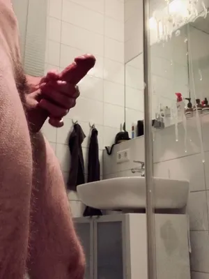 #Masturbación #Baño #Corrida #Vertical Porn