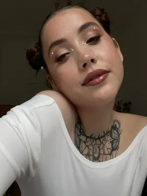 #Amateure #Tätowierung #Solo #Jung #Heiß #Make-up #Sexy #Süßes Mädchen #Tätowierte Mädchen #Chest Tattoo #Pearl Makeup