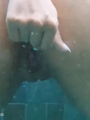 #素人 #MILF #Brunette #Masturbation #Latina #Pussy #プール #Solo #Underwater #Vertical Porn #Lori Bauer