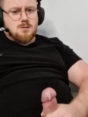 #Amadoras #Ruiva #Óculos #Solo #Gay #Barbudo #Dando Uma Punheta #Nerd #Pornô Vertical #Fones De Ouvido #Gordinhas