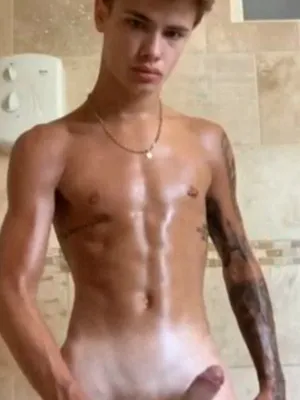 #Tätowierung #Cumshot #Geölt #Sportlich #Gebräunt #Nippel Piercing #Solo #Schwul #Junger Schwuler #Wichsen