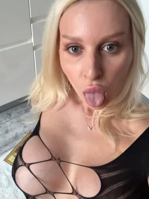 #Amateure #Blond #Solo #Necken #Fischnetz #Heiß #Sexy #Fishnet Bodysuit #Tongue Out #@darina