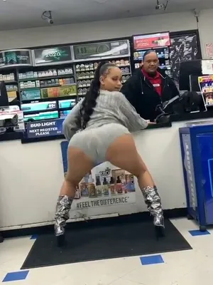 #Public #Big Ass #Twerking #Vertical Porn