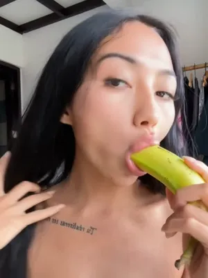 #Niedlich #Asiatisch #Lutschen #Kleine Titten #Banane #Onlyfans #Necken #Asiatische Lili