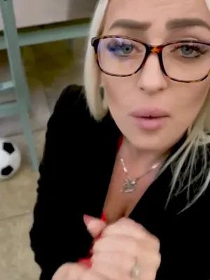 #Blonde #Lunettes #Branlette #Grosse Queue #Piercing Tétons #Exhibition Seins #Foutre #de- DESon Propre Point De Vue #Gros Nichons Naturels #Vertical Porn