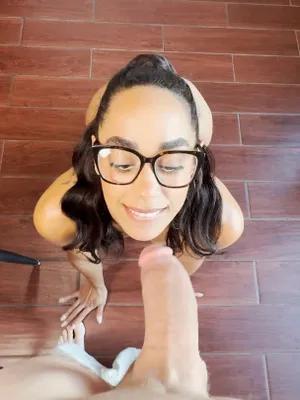 #Amateurs #Pipe #Brunette #Gorge Profonde #Lunettes #de- DESon Propre Point De Vue #Chaud #Séduisant #Tirer Les Cheveux #Tiled Floor