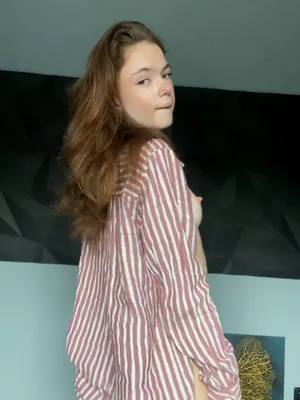 #Zrzky #Drobný Holky #Ukaž Kozy #Sólo #Onlyfans #Škádlení #Přírodní Prsa #Piercing V Pupíku #Striped Shirt #Shirt Tease