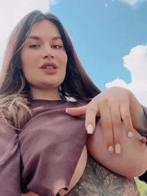 #Morena #Tatuaje #Caída De Tetas #Al Aire Libre #Tetas Grandes Naturales #Vertical Porn