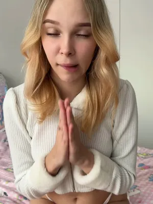 #Blondýnky #Sólo #Onlyfans #Škádlení #Žhavé #Přírodní Prsa #Sexy #Bedroom #Pretty Face #Lip Biting #Flirtylook #White Cardigan