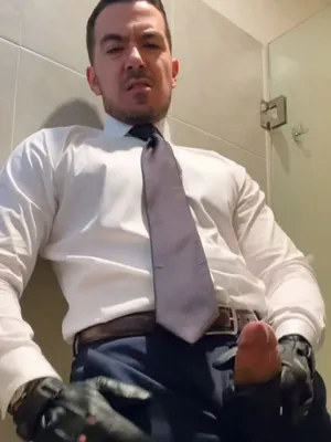 #Cumshot #Big Cock #Solo #Gej #Walenie Konia #Boss #Vertical Porn #Suit #Leather Gloves