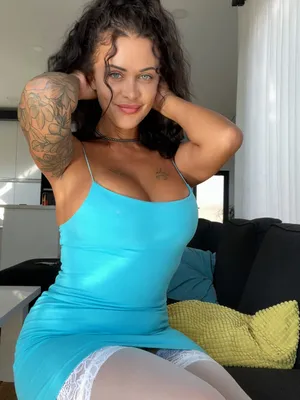 #Brunetky #Tetování #Sólo #Onlyfans #Škádlení #Nadkolenky #Vertikální Porno #Valya Sky