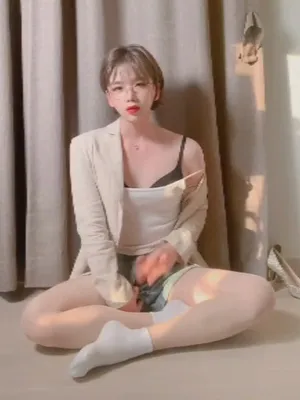#Asiatique #Shemale #Brunette #Lunettes #Éjaculation #Solo #Chaussettes #Chinoise #Vertical Porn #Sous La Jupe #Femme En Robe Rouge