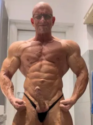 #Óculos #Bunda #Musculosa #Roupa Íntima #Solo #Gay #Dando Uma Punheta #Careca #Fisiculturista #Pau Duro #Pornô Vertical #Veiny