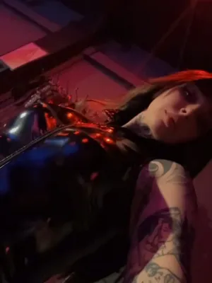 #Tetování #Masturbace #Latex #Sólo #Onlyfans #Škádlení #Žhavé #Sexy #Potetované Holky #Sexy Postava #Latex Bodysuit #Red Lighting #Shiny Latex