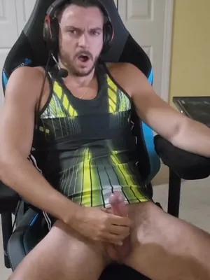 #Cumshot #Solo #Gamer #Gay #Jerking Off #Vertical Porn #Headphones