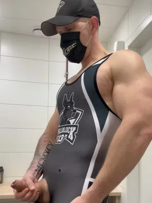 #Tatuagem #Musculosa #Máscara Facial #Solo #Gay #Dando Uma Punheta #Locker Room #Pornô Vertical #Bone #Pau Com Piercing