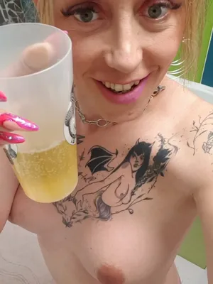 #Mères #Shemale #Tatouage #Blonde #Pisser #Solo #Vertical Porn #Boire Du Pipi #Urine Avalée #Boire #Salope Pisseuse #Blonde Transsexuelle