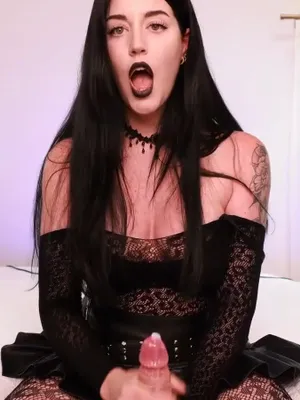 #Amatéři #Brunetky #Vibrátor #Spodní Prádlo #Sólo #Síťované Punčocháče #Sexy #Potetované Holky #Hraní S Dildem #Dark Lipstick #Goth Style