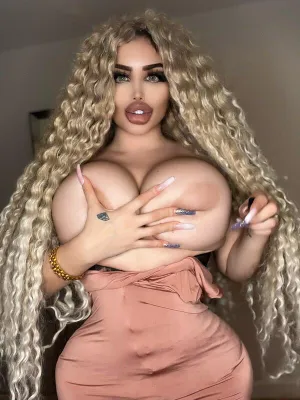#Tetas Grandes #Loira #Onlyfans #Vestidos #Bimbo #Cabelos Cacheados #Bibibugatti