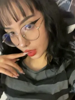 #Brünett #Brille #Mastubieren #Muschi #Dildo #Solo #Webcams #Gehörnte #Vertikal Porno #Stripchat #Nasenpiercing #Dunkler Fuchs