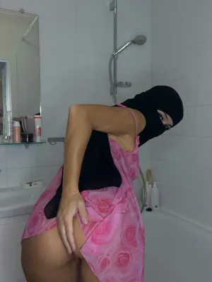 #Amatéři #Koupelna #Zadeček #Velký Zadky #Spodní Prádlo #Před Zrcadlem #Sólo #Onlyfans #Škádlení #Šaty #Nikáb #Pink Dress #Aishaof #Bathtub Tease