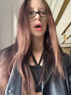 #Brunette #Glasses #Heels #Przed Lustrem #Solo #Hot #Fansly #Seksowna Laska #Goddess #Seksowne Ciało #Mirror Selfie #Black Leather Jacket